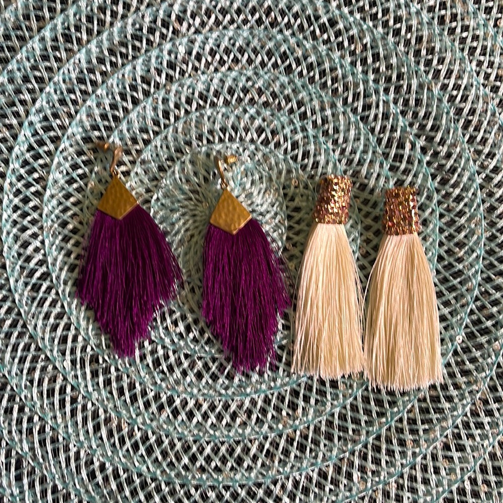 Silk Feathers 🪶 Golden metal on top oh each earrings 🥰